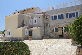 LONG TERM RENTAL Spacious villa for rent with sea views