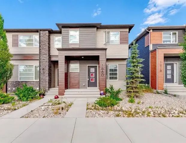 Attractive 3-BEDROOM 2.5 BATH Townhouse Corner Unit | 1680 Cornerstone Boulevard Northeast, Calgary - Photo 1