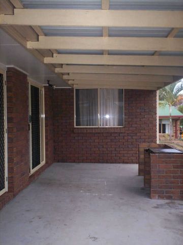 WELL PRESENTED 3 BEDROOM FAMILY HOME, LOW MAINTENANCE IN QUIET CONVENIENT LOCATION - Photo 4