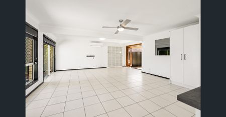 Three-Bedroom Home with Large Open-Plan Living - Photo 3