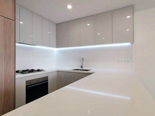 Nearly Brand New Luxury Apartment in Hurstville&excl;&excl; - Photo 1