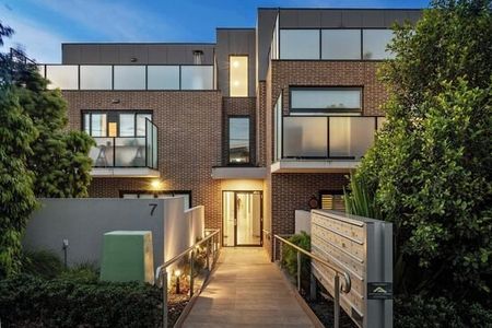 STUNNING TWO BEDROOM TWO STORY TOWNHOUSE IN CENTRAL LOCATION TO BAY STREET. - Photo 5