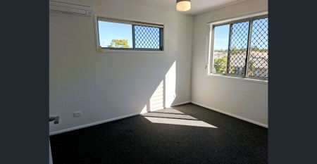 Beautiful Large Townhouse! - Photo 4