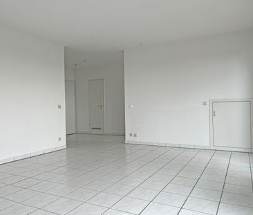 Lichtdurchflutete Vier-Zimmer-Wohnung in begehrter Hanglage mit zwe... - Foto 1