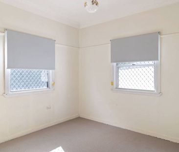 Neat Two Bedroom Cottage - Photo 2