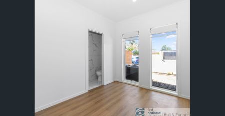 MODERN LIVING - Photo 3