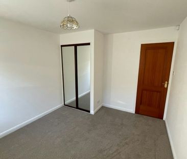 Bungalow to rent on - Photo 5
