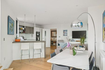 This stylish two-bedroom apartment is ideally positioned in the heart of Twickenham, enjoying impressive panoramic views. - Photo 4
