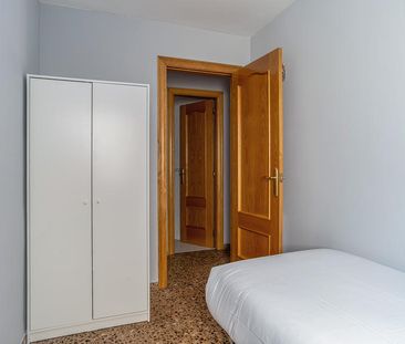 Homely 3-Bedroom Apartment in Barcelona - Photo 2