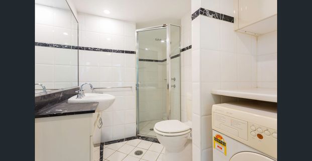 Light filled one bedroom apartment - Photo 1