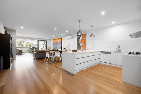 Luxurious Coastal Living in the Heart of Blairgowrie - Photo 2