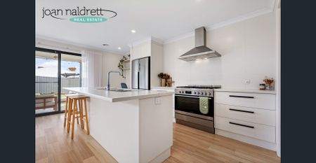 Modern 3 Bedroom Home - Photo 3