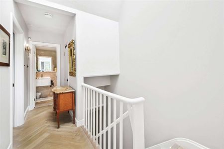 A light and bright, split-level three-bedroom apartment situated on the third and fourth floors (without lift) of a period conversion in the heart of South Kensington. - Photo 2