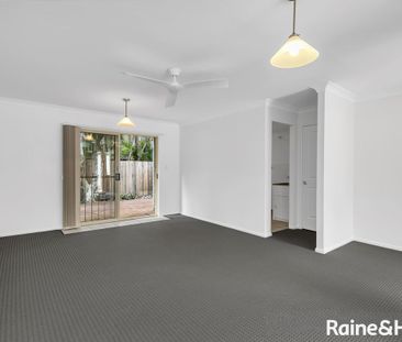 Spacious, Fully Air Conditioned Townhouse in sought after Street! - Photo 2