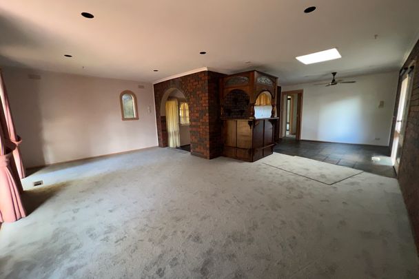 Minutes to popular Keilor Village! - Photo 1
