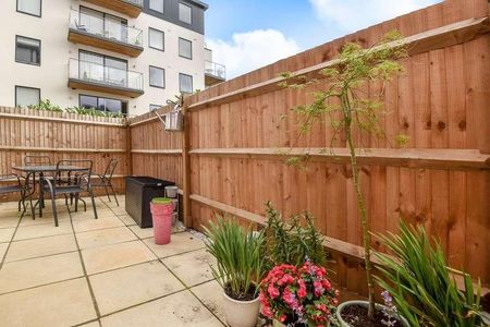 Camberley, Surrey, GU15 - Photo 3