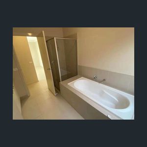 Stylish Family Living in Tarneit - Photo 2