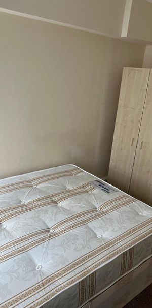 Room in a Shared House, Watling Gardens, NW2 - Photo 1