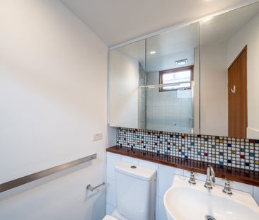 Private, bright and centrally located! - Photo 2