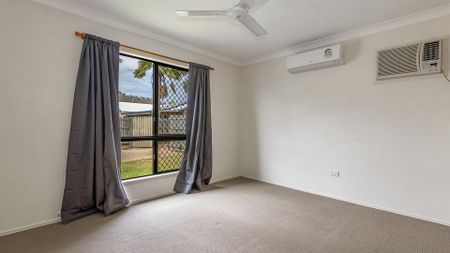 11 Saxby Crescent, Mount Louisa - Photo 3
