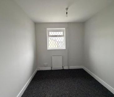 3 bedroom Terraced House To Let - Photo 3