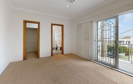 Beautifully Presented Three Bedroom Duplex with Sunrooms - Photo 2