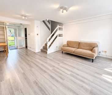 3 Bed Flat, Brookwood Road, TW3 - Photo 1