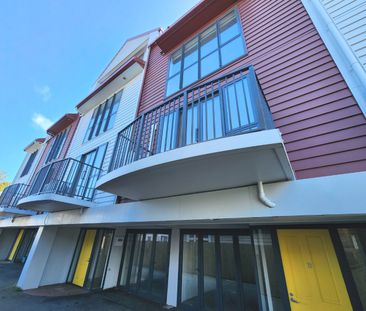 PRIME INNER-CITY LIVING! - Photo 2