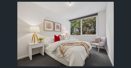 Renovated , huge ground floor apartment in complex of only 5 ! - Photo 4