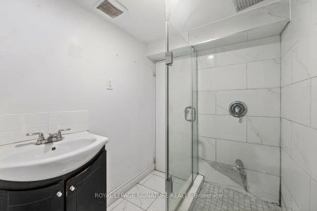 224 Alsace Road S #Lower - Photo 4
