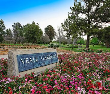 Open the Door to City-Fringe Sophistication - Photo 6