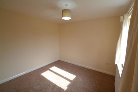 4 bedroom detached house to rent - Photo 3