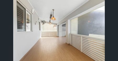 MODERN AND SPAICIOUS THREE BEDROOM HOME IN A PRIME LOCATION ! - Photo 3