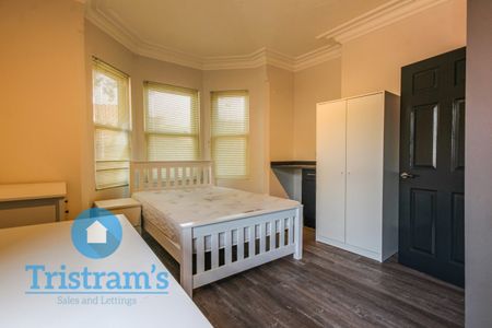 References Pending - 7 bed Detached House - Photo 3