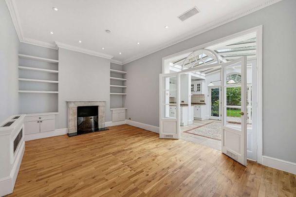 Spacious six bedroom family home with a south west facing garden close to Hurlingham Park. - Photo 1