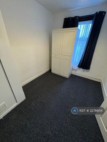 4 bedroom semi-detached house to rent - Photo 3