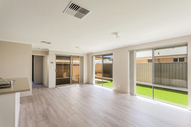 BEST KEPT SECRET IN SECRET HARBOUR ! - Photo 1