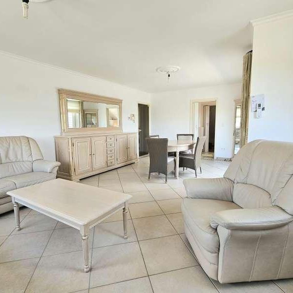 Ruim 3 slaapkamer duplex met autostaanplaats en kelderberging - Photo 1