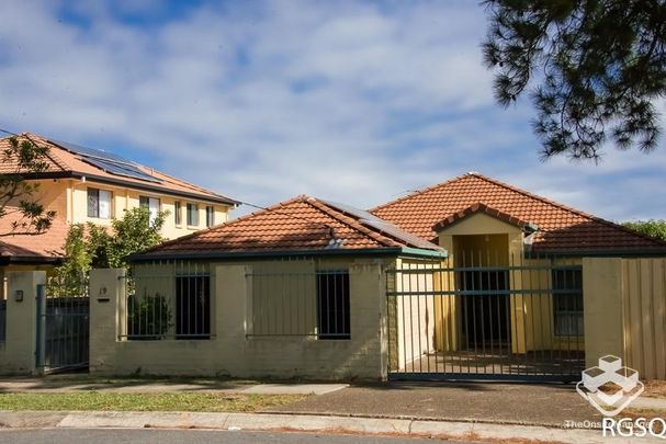 Beautiful Family Home in Sunnybank Hills - $850 Weekly Including Water Usage - Photo 1