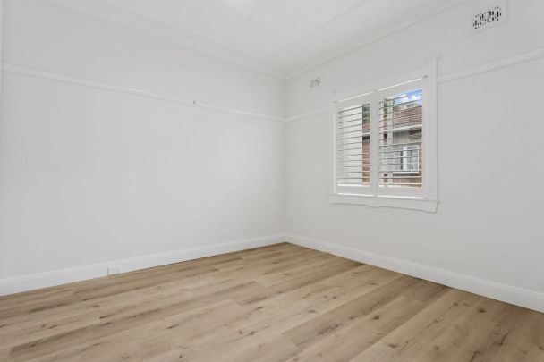 Renovated Beach Front One Bedroom Apartment with study/2nd bedroom - Photo 1