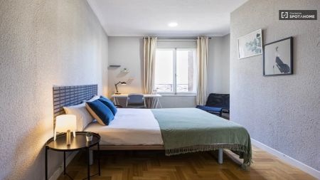 Double bed in Room in a shared 15-bedroom apartment for rent in Gaztambide. - Photo 4