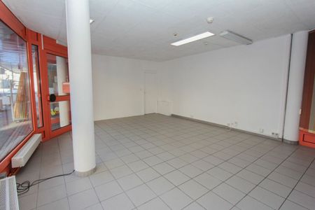 Local en centre-ville idéalement situé - 1er loyer net offert ! - Photo 3