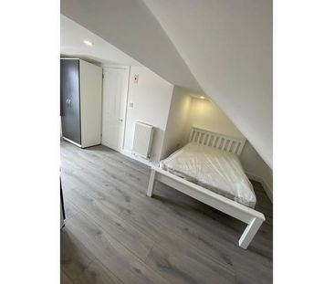 4 bedroom end of terrace house to rent - Photo 6