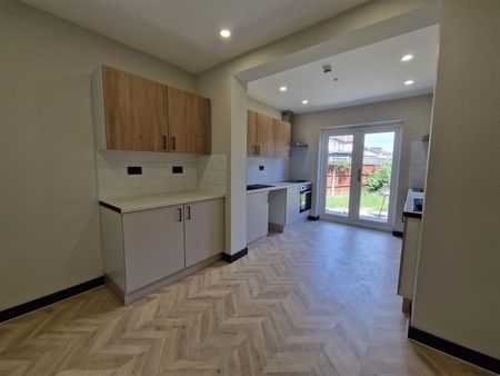 Boleyn Avenue, Enfield EN1, London - Photo 3