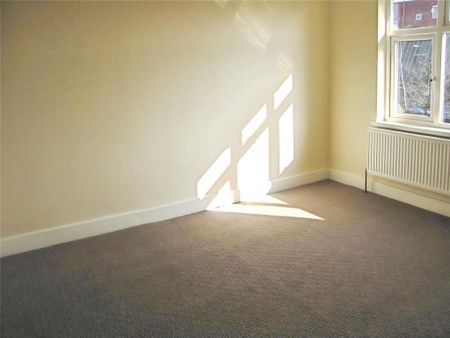 3 bedroom end of terrace house to rent - Photo 2