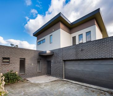 Spacious & Stylish Family Townhouse in Prime Ringwood Location - Photo 4