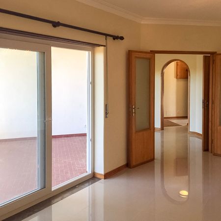 Spacious 3-bed home with garden & pool in quiet Guincho area - Photo 2