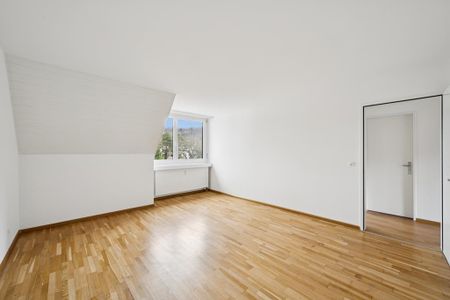Gemütliche 3,5 Zimmer-Dachwohnung im Ortszentrum von Aesch - Photo 2