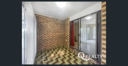 🏡Family Ready Home with Solar and 2 x Carports! - Photo 4