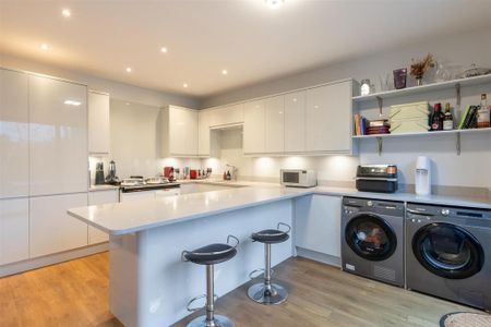 5 bedroom semi-detached house to rent - Photo 3